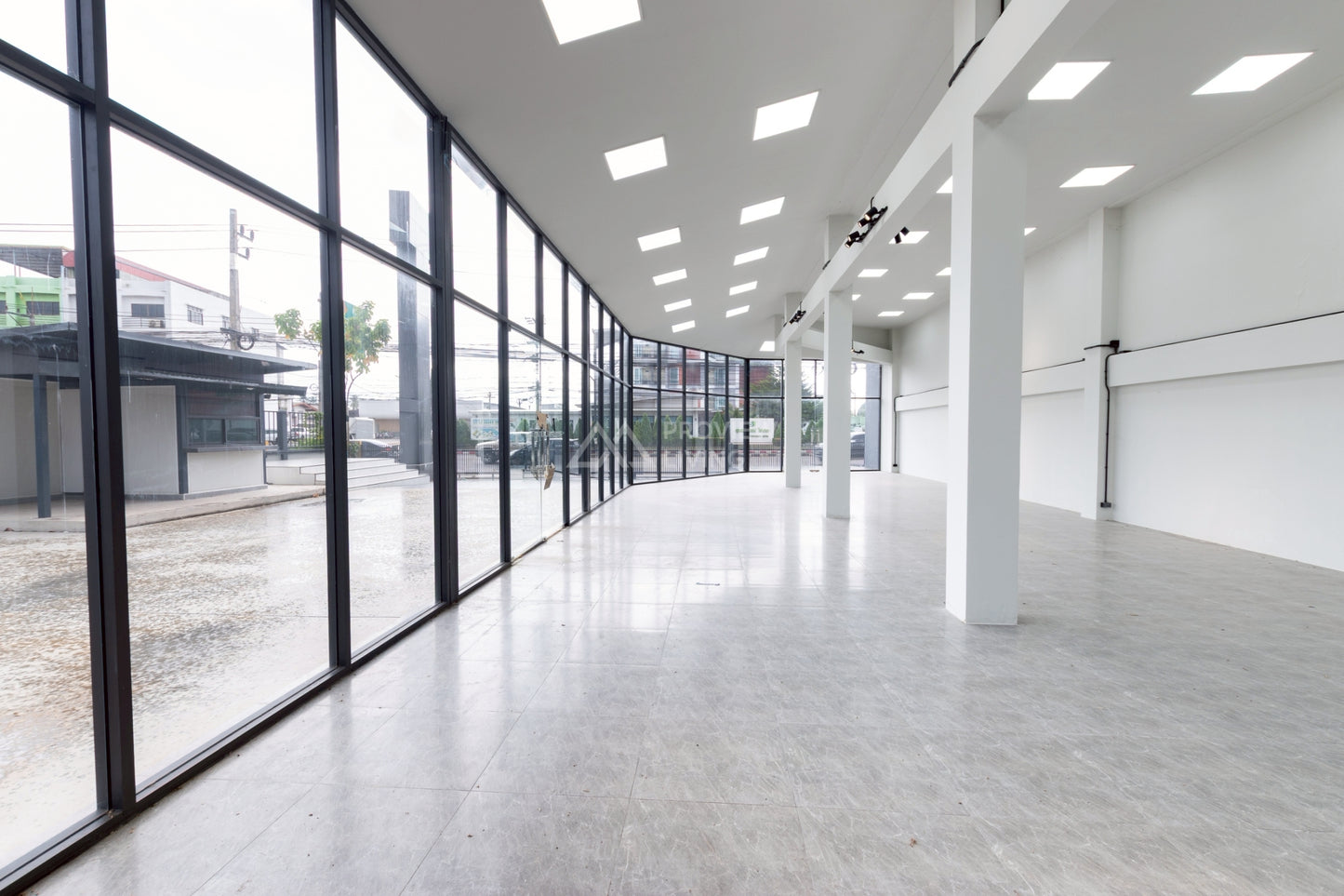 [ขายด่วน] ที่ดินเชิงพาณิชย์ สำหรับโชว์รูม สำนักงาน พร้อมลิฟต์ขนส่งสินค้า พื้นที่ใช้สอยกว่า 3,500 ตร.ม. ใกล้ รพ.สุราษฎร์