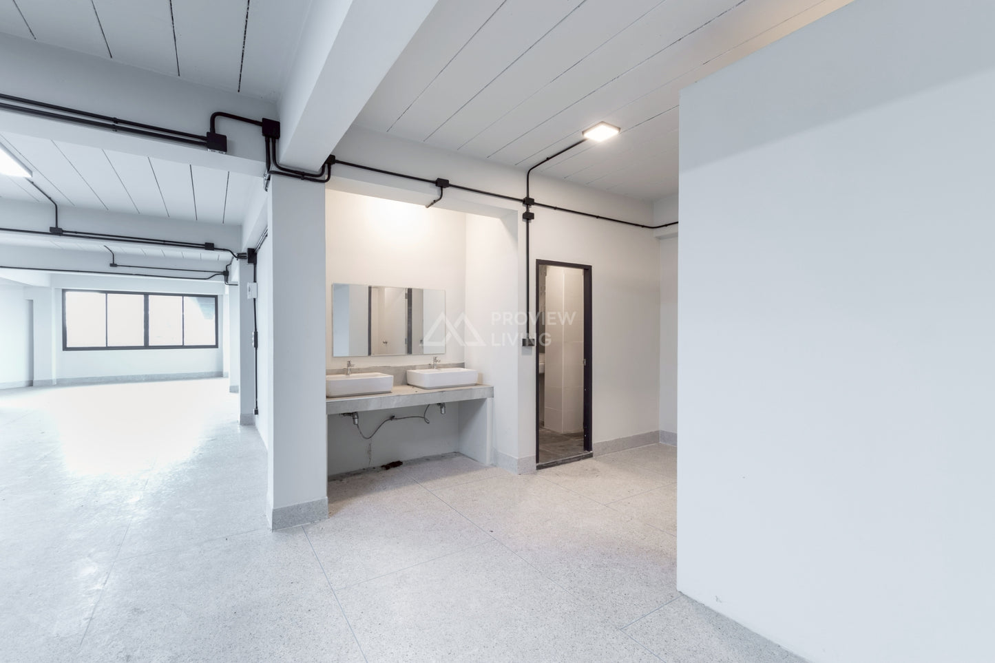 [ขายด่วน] ที่ดินเชิงพาณิชย์ สำหรับโชว์รูม สำนักงาน พร้อมลิฟต์ขนส่งสินค้า พื้นที่ใช้สอยกว่า 3,500 ตร.ม. ใกล้ รพ.สุราษฎร์