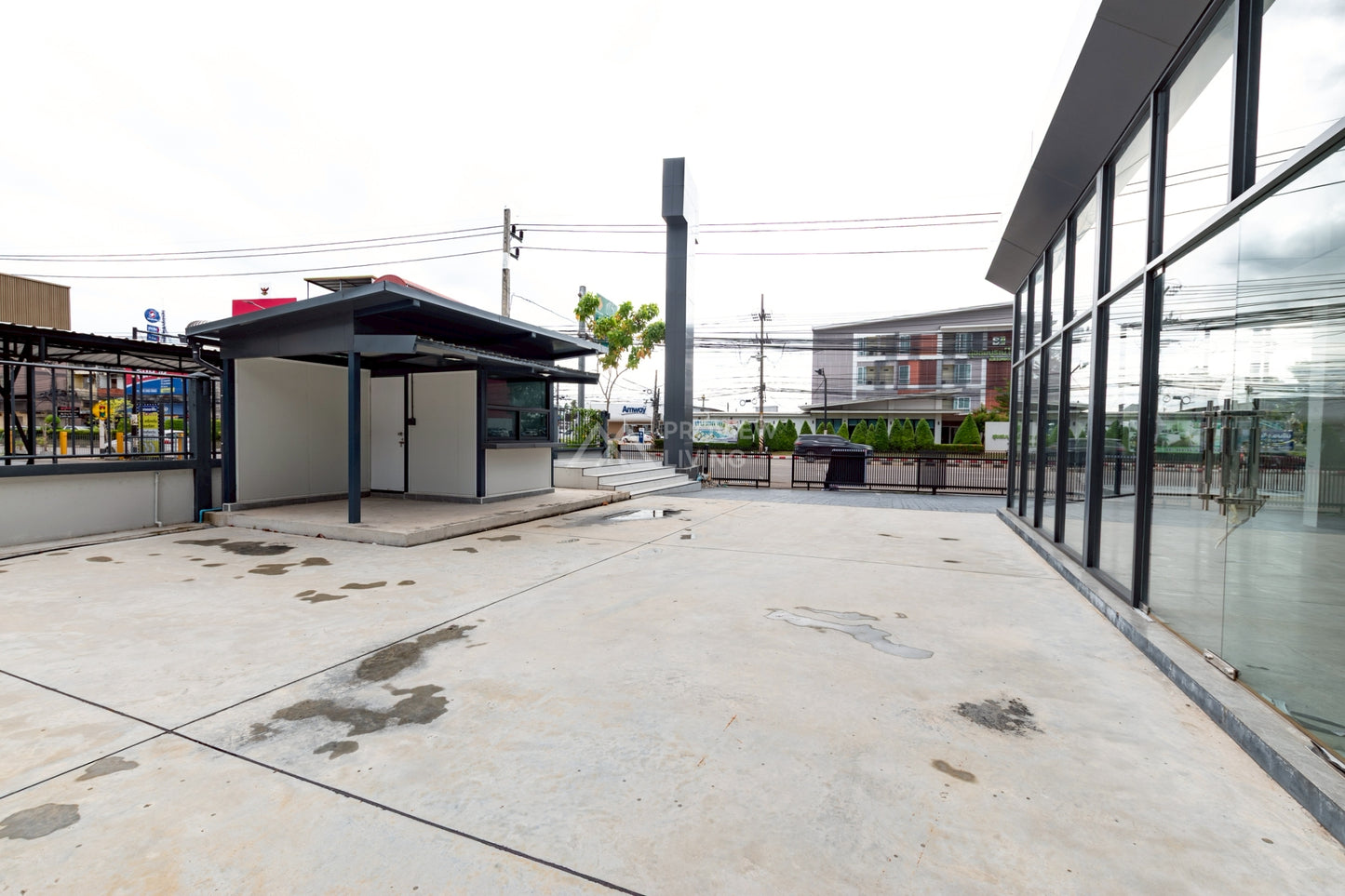 [ขายด่วน] ที่ดินเชิงพาณิชย์ สำหรับโชว์รูม สำนักงาน พร้อมลิฟต์ขนส่งสินค้า พื้นที่ใช้สอยกว่า 3,500 ตร.ม. ใกล้ รพ.สุราษฎร์