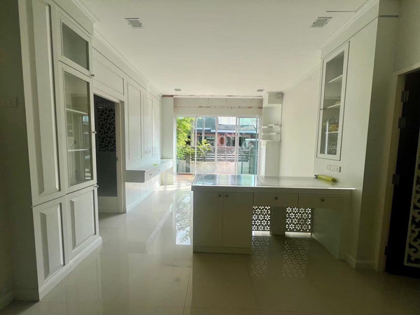 Urgent sale: Two-story detached house, Siraphat Private Thung Gong. 3 bedrooms, 2 bathrooms. Near Bangkok Hospital, Central Plaza, and Surat Thani Hospital.