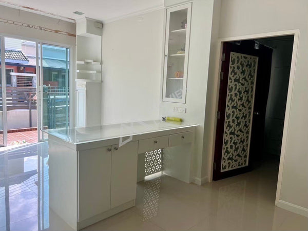 Urgent sale: Two-story detached house, Siraphat Private Thung Gong. 3 bedrooms, 2 bathrooms. Near Bangkok Hospital, Central Plaza, and Surat Thani Hospital.